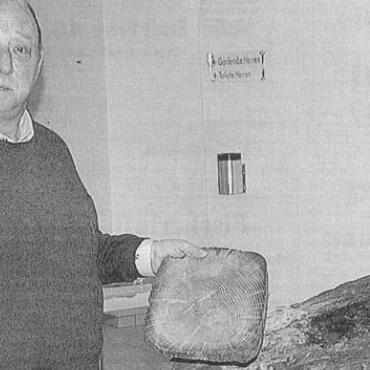 Aussergewöhnlicher Lagerabschluss - Bruno Lehner präsentiert stolz «seine» Pfähle: Ihm ist es zu verdanken, dass der historische Fund für die Nachwelt erhalten bleibt. Bild: Archiv