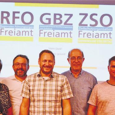 Sieben zusätzliche WK-Tage - Der Vorstand des GBZ mit seinen neuen Mitgliedern (v. l.): Rene Küng, Beinwil, Präsidentin Milly Stöckli, die Neuen Marco Meier, Gemeinderat Sins, Thomas Guggisberg, Gemeinderat Boswil; Dieter Brodbeck, Gemeinderat Jonen; daneben der bisherige Roland Meier, Oberrüti, und Kommandant Michael Stocker. Alain Maitré fehlt auf dem Bild. Bild: vaw