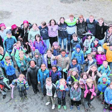 Vom Kirchturm abgeseilt - Kinder und Jungleiter – alle auf einem Haufen. Sie erlebten alle eine ereignisreiche und spannende Kinderwoche.
