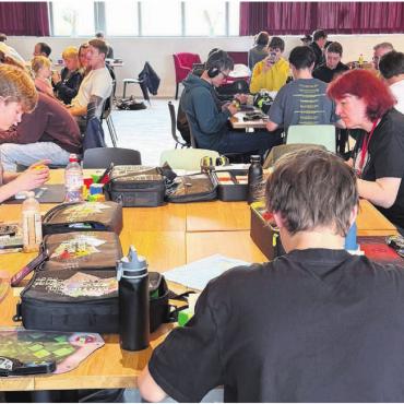 Speedcuber erobern Muri - Rund 80 Personen, Kinder und Erwachsene, sind Teil des ersten Speedcubing-Anlasses in Muri. Bilder: abi