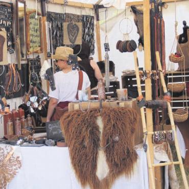 «… und es hat WUMS gemacht!» - An den diversen Marktständen gab es nicht irgendwelchen Nippes zu kaufen, sondern filigranes Handwerk aus alten Zeiten.