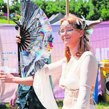Ein Festival, das elektrisiert - Die Fächer waren ein gefragtes Accessoire.