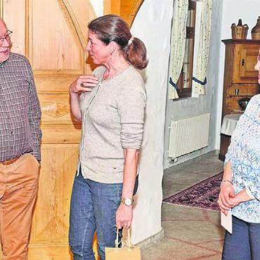 Vulkanweine Europas - Wolfgang Beiss führte durch den Abend, Lidwina Weh und Gabi Thiel (beide Vorstandsmitglieder) bedankten sich bei ihm. Bild: zg