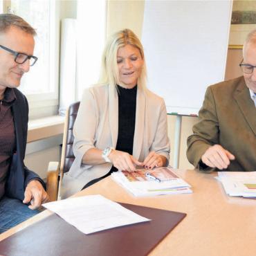 Sparen, bis es wehtut - Gemeindeammann Arsène Perroud, Gemeinderätin Denise Strasser und Bereichsleiter Thomas Laube sind sich bewusst, dass die vorgelegten Zahlen keine Jubelstürme auslösen. «Aber sie bilden die Realität ab», so Strasser. Bild: Chregi Hansen