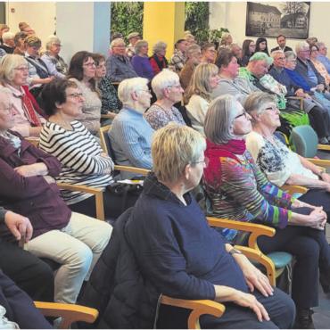 Weiterhin in Würde leben - «Ausverkauft» in der Oberen Mühle: Das Thema Demenz, über das unter anderem Pflegedienstleiterin Brankica Dubravac (rechts) sprach, stiess auf grosses Interesse. Bild: Chregi Hansen