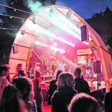 Zum Tanzen gebracht - Baba Shrimps hüllten den ganzen Klosterhof und das begeisterte Publikum mit ihrem Sound ein.