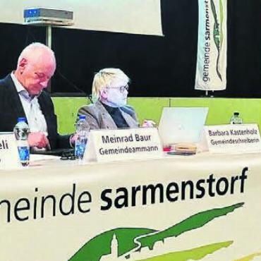 Alle treten wieder an - Der Gemeinderat Sarmenstorf (hier an der letzten «Gmeind») möchte in den kommenden Jahren in globo weitermachen (von links): Vizeammann Magnus Döbeli, Gemeindeammann Meinrad Baur, Gemeindeschreiberin Barbara Kastenholz und die Gemeinderäte Fabian Kallen, Nadine Baur und Ramon Winterberg. Bild: Archiv