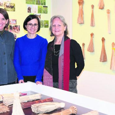 Natur und Handwerkskunst - Voller Vorfreude und mitten in ausgestellten Besen: Die Designerinnen Flavia Brändle (links) und Margrit Linder (rechts) mit Museumsleiterin Petra Giezendanner. Bild: Daniel Marti
