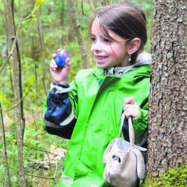 Generationen kommen zusammen - Gross ist die Freude über das gefundene Ei bei dieser jungen Suchenden am Jubiläumsanlass. Bild: cbl