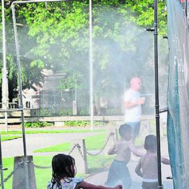 Ein Sommerabend zum Geniessen - Beneidenswerte Kinder. Manch einer wäre gern selbst unter die Dusche.