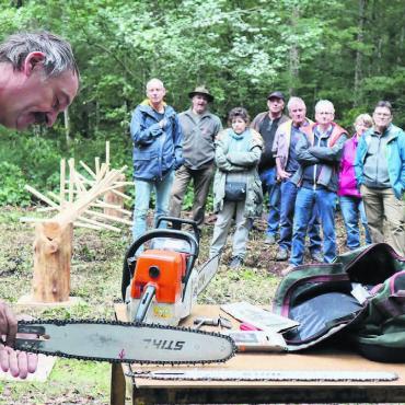 Wie der Forst den Wald pflegt - Andreas Budliger (links) erklärt der interessierten Bevölkerung, wie der Holzsport funktioniert. Bilder: gum