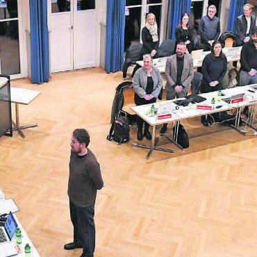 «Es braucht halt viel Energie» - Vor dem Gemeinderatstisch: Das war die jüngste Vereidigung im Einwohnerrat. SP-Politiker Owen Hyde bei seiner ersten «Amtshandlung» im Dorfparlament. Bild: Daniel Marti
