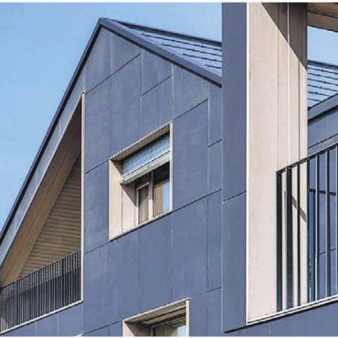 Hürden für Solaranlagen senken - Weil sie bei tiefem Sonnenstand direkter beschienen werden, produzieren Solaranlagen an Fassaden mehr Winterstrom als Dachanlagen. Bild: zg