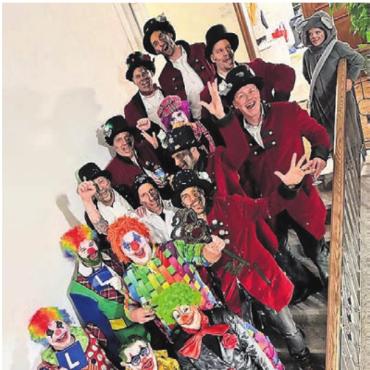 «Lachen, feiern, fröhlich sein» - Die Narren (im roten Zwirn), massen sich an der Eröffnung mit den aktuellen Clowns vom Rathaus.