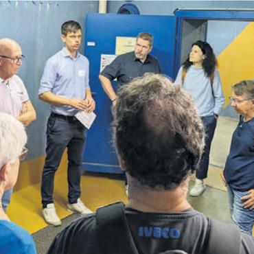Am Puls der Bevölkerung - Die Vertreter des Staatssekretariats für Migration zeigten der Bevölkerung die zur Bundesasylunterkunft umfunktionierte Bunkeranlage unter der Bärenmatt. Bild: huy