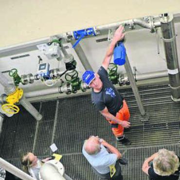 Ein Anlass, der verbindet - Brunnenmeister Peter Koch (oben) bietet Einblick ins Reservoir Oberholz.
