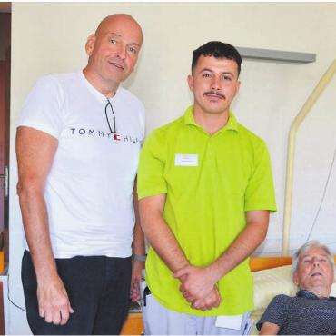 Eine Herkulesaufgabe - Roger Cébe (links) weiss, dass der Arbeitsdruck auf das Pflegepersonal enorm gestiegen ist. Bild: Roger Wetli
