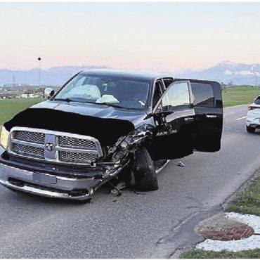Von der Spur abgekommen - Die Strasse zwischen Auw und Alikon war für Stunden gesperrt. Bild: pz
