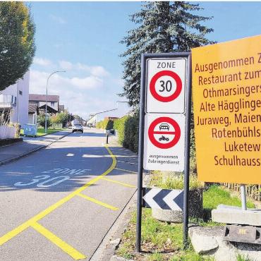 Massnahmen zeigen Wirkung - Die ersten Beobachtungen des Verkehrsflusses haben ergeben, dass Optimierungen in der Verkehrsführung und der Signalisation erfolgen müssen. Abgesehen davon fahren noch zu viele Fahrzeuge über verbotene Schleichwege. Diese Verkehrsteilnehmer dürfen damit rechnen, dass die Polizei die Fahrverbote überwacht und Fehlbare mit einer Busse belegt. Bild: Chregi Hansen