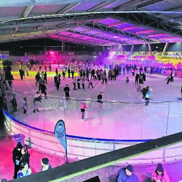 Heisser Tanz auf kaltem Eis - Besonders am Samstag war die Eisdisco gut besucht. Zwischen 800 und 900 Besucher sind erschienen.