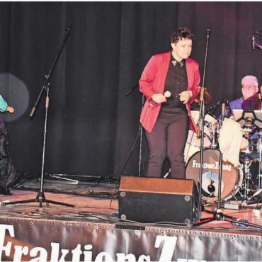 Über Parteigrenzen hinweg gerockt - Diese Gelegenheit liess sich die Einwohnerratspräsidentin nicht nehmen: Julia Frischknecht als Gastsängerin der Band «Fraktions-Zwang». Am Cello Alt-Nationalratspräsidentin Christa Markwalder (links). Bilder: Daniel Marti / zg