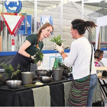 Kreative Vielfalt unter einem Dach - Im Kokedama-Workshop gestalten Besucher ihre eigene japanische Pflanzenkunst.