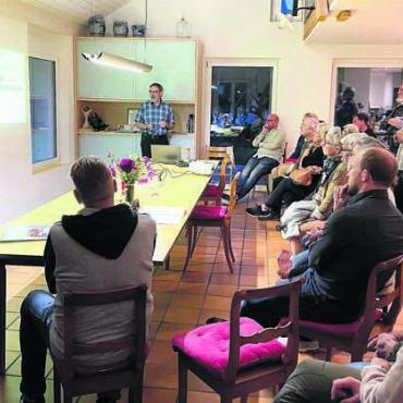 Beeindruckendes Mehrgenerationenhaus - Markus Ursprung erklärt den Mitgliedern des Gewerbevereins den Heizenergieverbrauch seiner Liegenschaft. Bild: zg