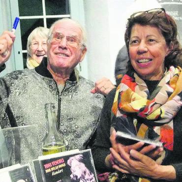 «Er hat es noch voll drauf» - Toni Vescoli im Kellertheater. Der Entertainer war bei seinem Bremgarter Auftritt bestens gelaunt und signierte nach dem Konzert fleissig CDs. Bild: Bernadette Oswald