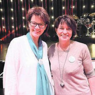 Rundum gelungene Jubiläumsfeier - Silvia Meier freut sich über den Besuch von Alt-Bundesrätin Doris Leuthard.