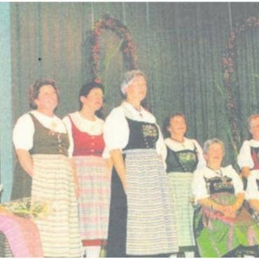 Grosse Feier zum Jubiläum - Die Trachtengruppe Buttwil erfreut mit ihrem abwechslungsreichen Programm ihre Besucher. Bild: Archiv
