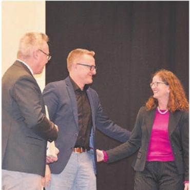 Abend voller Emotionen - Marc Läuffer und Arsène Perroud verabschieden Ariane Gregor. Bild: sab