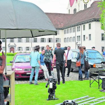Fan-Moment am Filmset - 30. Juni 2016: Auf dem Klosterhof in Muri werden Szenen für die Schweizer Kultserie «Der Bestatter» gedreht. Im Januar 2017 lief die fünfte Staffel über die Bildschirme. Bild: Archiv/ake