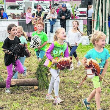 Nass und glücklich - Begeisterung der Kids beim «Hobby Horsing». Ganz links Siegerin Lena.