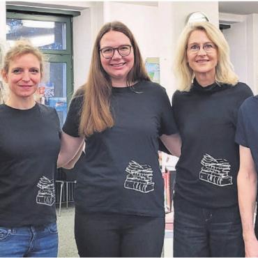 Beliebter Ort für alle - Das Team der Gemeindebibliothek freut sich auf das Jubiläum (v. l.): Tanja Widmer, Suzanne Stotz, Leiterin Melanie Müller, Karin Renner, Markus Weber. Es fehlt Susi Aschwanden.