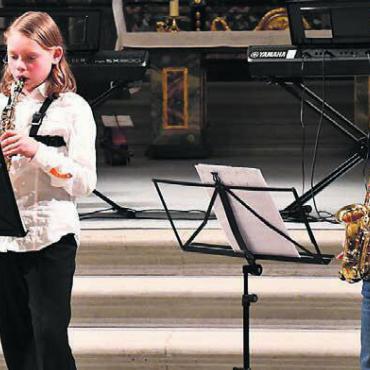 Unterhaltsam und vielseitig - Mattea Lanfranconi und Jaron Häfliger spielen mit den Erwachsenen in der Jazz-Band.