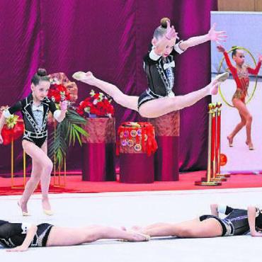 352 Athletinnen aus aller Welt - Eine Szene vom Wettkampf in der Wohler Hofmattenhalle. Bild: zg