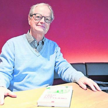Erstmals an Roman gewagt - Autor, Schriftsteller, Journalist und Kolumnist: Der Wohler Jörg Meier freut sich über seinen ersten Roman «Solo für Bottlang». Bild: Daniel Marti