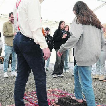Kinder auf ihrem Weg begleiten - Die Kinder werden eingebunden ins Fest. Sie dürfen verschiedene Zirkusdisziplinen ausprobieren. So auch den Gang über das Nagelbrett. Bild: Chregi Hansen
