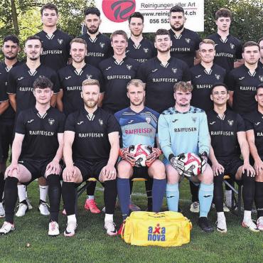 Noch mehr als letzte Saison - FC Villmergen, Saison 2024/25, hinten, von links: Luca Rey, Tefik Baki, Mattia Lo Iudice, Francesco Raso, Ramon Köpfli. Mitte: Sandro Meyer (Trainer), Jannis Brunner, Arda Capar, Ermal Krasniqi, Patrick Locher, Yanick Meyer, Sven Fischbach, Pascal Rummel, Rilind Krasniqi, Noah Haussener, Robin Rajendran, Simone Antonelli (Trainer). Vorne: Manuel Köpfli, Arijan Gashi, Pascal Duss, Dominik Weber, Jim Graf, Sven Meier. Es fehlen: Raffael Wälti, Dario Caruso, Marco Sanvido, Pascal Sidler, Omar Niko, Janic Mikulic, Joël Roth, Edmund Selimi.