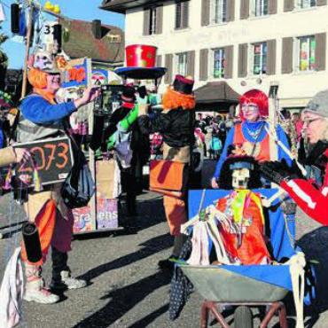 Märchenhaft in die fünfte Jahreszeit - 52 Gruppen beteiligten sich am Umzug. Die meisten von ihnen bezogen Bild: mub