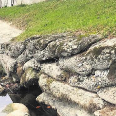 Das Reussufer flicken - Das Flussmäuerchen unterhalb der Bremgarter Altstadt ist beschädigt. Bild: zg