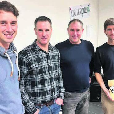 «Benötigt gute Lösungsansätze» - Mario Roost von der Aktion Häggligrüen, die Landwirte Josef (Sepp) Schmid und Martin (Jimmy) Schmid sowie Michael Eyer, Fachexperte Pflanzenschutzmittel von Vision Landwirtschaft (von links), diskutierten verschiedene Fragen zum Thema Landwirtschaft und Biodiversität. Bild: Britta Müller