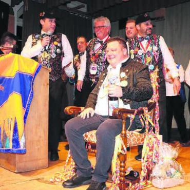 Die Ehemaligen müssen ran - Stellvertretend für alle Ehemaligen setzte sich Beat Peterhans auf den Thron und nahm die Gratulationen der Delegationen (hier die Göttis aus Wohlen ) entgegen.