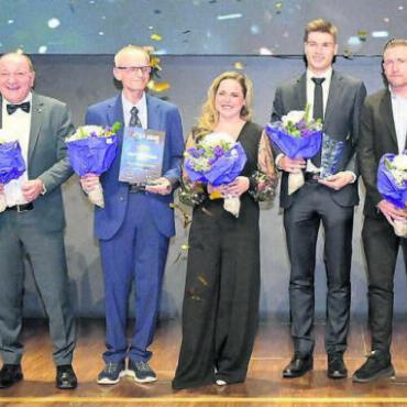 «Geniesse jeden Tag auf dieser Erde» - Die Geehrten und Laudatoren der 13. AFV-Gala von links: Judith Wernli (Moderatorin), Sascha Freiburghaus (Axpo Swiss Willpower Award), René Pfister (PluSport), Mark Wilms (Axpo), Luigi Ponte (Präsident AFV), Jürg Mauberger (AFV-Award), Martina Bircher (Regierungsrätin Kanton Aargau), Silvan Otto (MVP), Daniel Gygax, Brigitte Baur-Weilenmann (Women’s Award), Angelo Schirinzi (Beachsoccer-Nationaltrainer), Dejan Stankovic (Special Award), Dieter Widmer (Direktionspräsident AKB). Bild: Gerry Frei / AFV