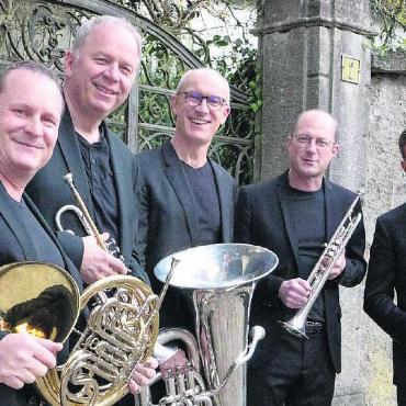 Vielseitig und unterhaltsam - Das Quintetto Inflagranti geht mit der Hilfe der Kinder auf eine musikalische Schatzsuche und abenteuerliche Seereise. Bild: pd