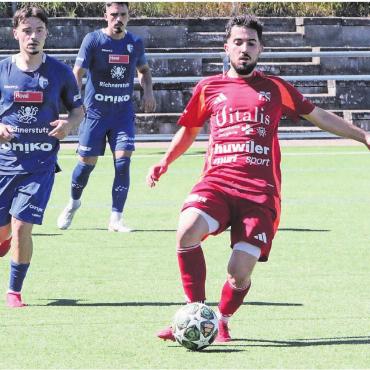 Zu Hause soll es besser werden - Miguel Ferreira (rechts) beim Blitzturnier zum 75-Jahr-Jubiläum des FC Muri. Anders als im Spiel gegen Wohlen damals wollen die Klosterdörfler in 
der Meisterschaft auf der heimischen Brühl jetzt einen Sieg.
Bild: Archiv/jl