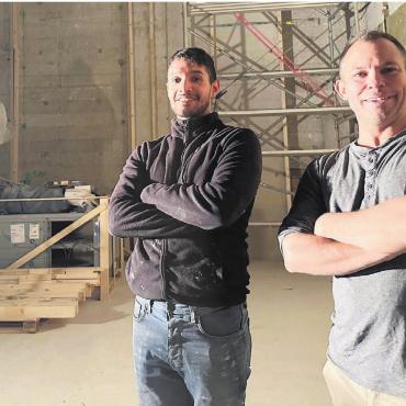 Wenn Träume bauen lernen - Alfonso Bruchmann (links) und Sascha Heubacher im mittelgrossen Kinosaal. Bilder: Stefan Sprenger