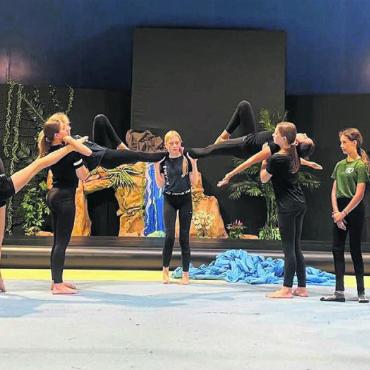 Mit Bremgarten im Herzen - Diese Woche proben die 40 jungen Artistinnen und Artisten im bereits aufgestellten Zirkuszelt in Mellingen unter Aufführungsbedingungen. Bilder: zg