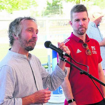 Fussball für alle – seit 75 Jahren - Gemeindeammann Hans-Peter Budmiger (links) und FCM-Präsident Michael Stadelmann hiessen die Gäste auf dem Brühl willkommen.