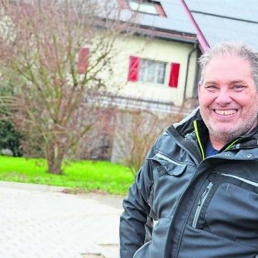 An ein neues Projekt gewagt - Gemeinderat und Biobauer Lukas Vock vor seinem Hof ob Niederwil. «Der Betrieb ist ständig gewachsen. Irgendwann musste ich mich fragen: Wozu mache ich das alles?», erklärt er. Bilder: Chregi Hansen
